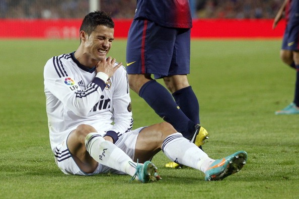 Hình ảnh ấn tượng, trong một nỗ lực dứt điểm trong hiệp hai, Ronaldo đã bị dính chấn thương vai nhưng siêu sao người Bồ vẫn nén đau thi đấu đến những phút cuối cùng...